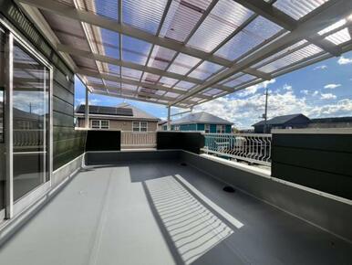 屋根付きのバルコニーで雨の日の洗濯もストレスフリー＾＾