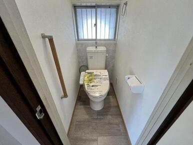 立ち上がりをサポートしてくれる手すり付き！