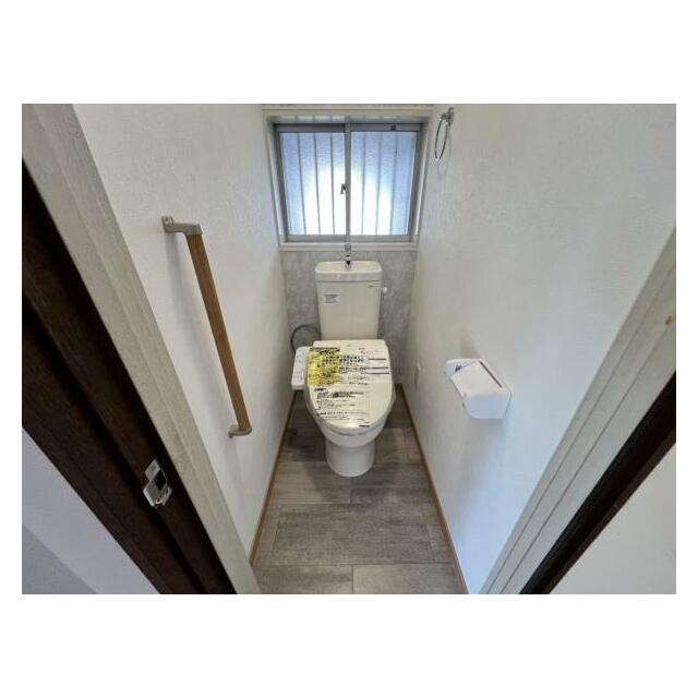 立ち上がりをサポートしてくれる手すり付き！