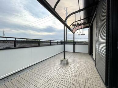 バルコニーは洗濯物や布団が干せる十分な広さです＾＾