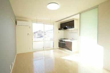 アクセントクロスを採用しており、室内物干しの設置がございます。