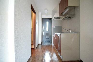 洋室から玄関方向