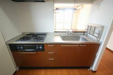 【キッチン】ガスコンロ３口＆グリル付。収納は使いやすい引出タイプ。