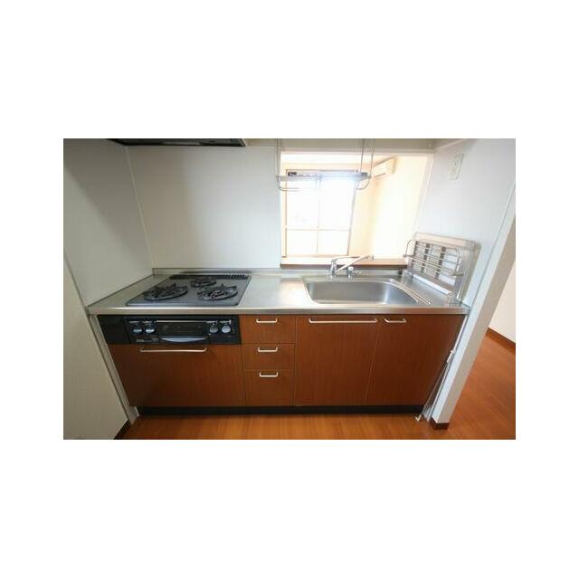 【キッチン】ガスコンロ３口＆グリル付。収納は使いやすい引出タイプ。