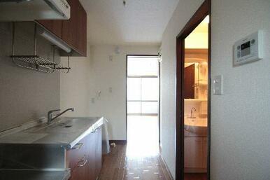 吊戸棚も付いて収納量豊富なキッチンスペース。都市ガス仕様です。