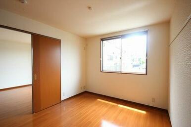 ６．４帖の洋室。右手の壁には壁掛けフックが付いています。