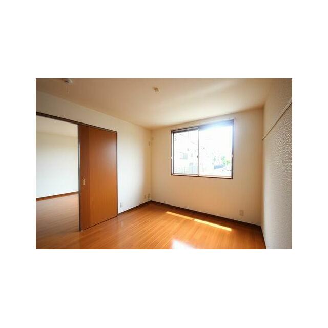 ６．４帖の洋室。右手の壁には壁掛けフックが付いています。