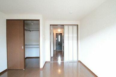 左はＷＩＣです。キッチンとはスクリーンタイプの建具で仕切られており、閉めていても光を通すデザインに…