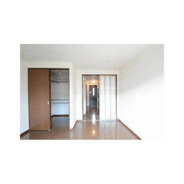 左はＷＩＣです。キッチンとはスクリーンタイプの建具で仕切られており、閉めていても光を通すデザインに…