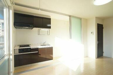 キッチンはスライディングスクリーンで仕切られております。