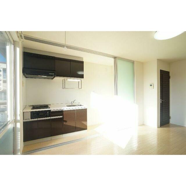 キッチンはスライディングスクリーンで仕切られております。