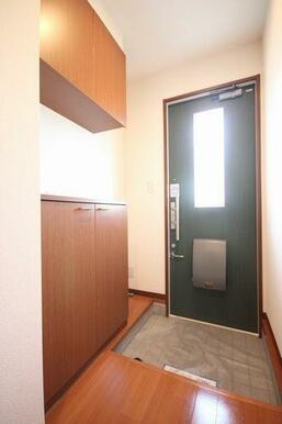 セパレートタイプの玄関収納。可動棚が付いて高さ調整が可能。