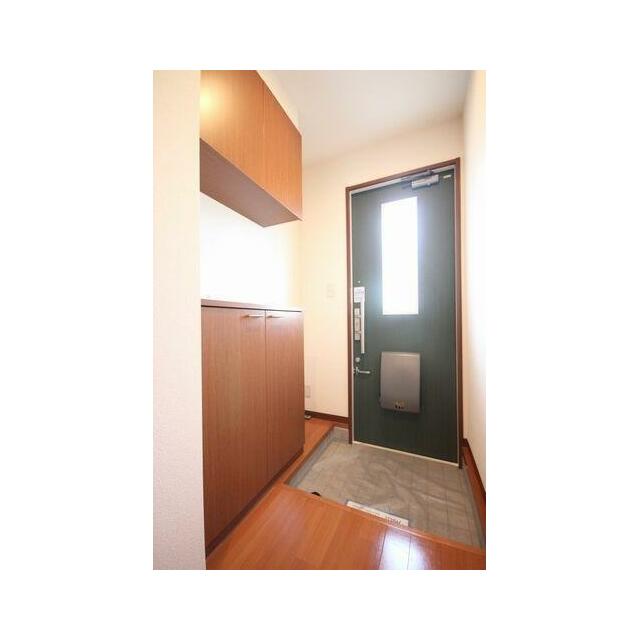 セパレートタイプの玄関収納。可動棚が付いて高さ調整が可能。