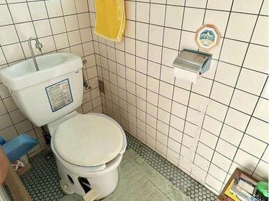 汲取り式(簡易水洗)のトイレです。ご家族様のご要望に沿ってリフォームも可能です。