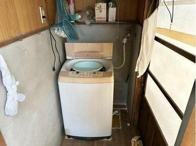 キッチンと勝手口の間に洗濯機置き場があります。洗面所の増設等、弊社でリフォームも承っております。