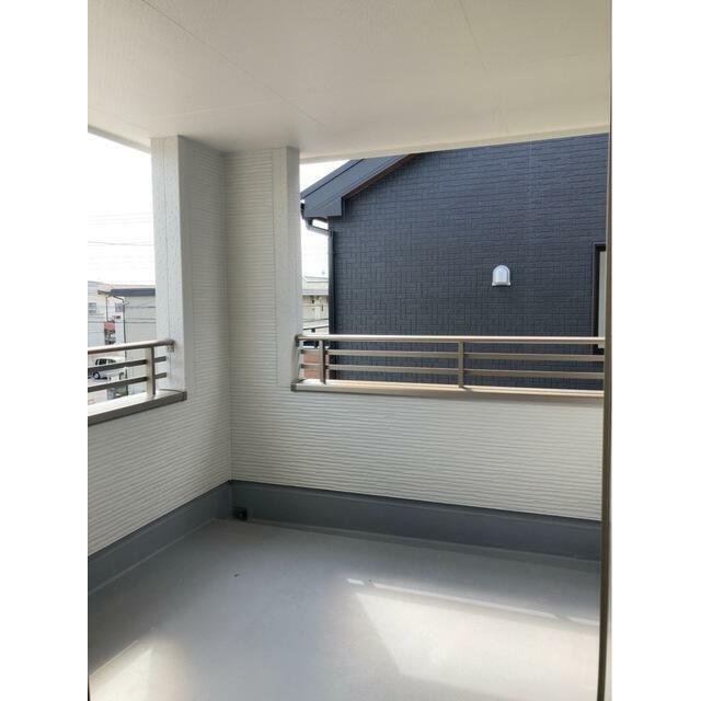 洗濯物や布団をたっぷり干せるのがうれしいバルコニー （2号棟）