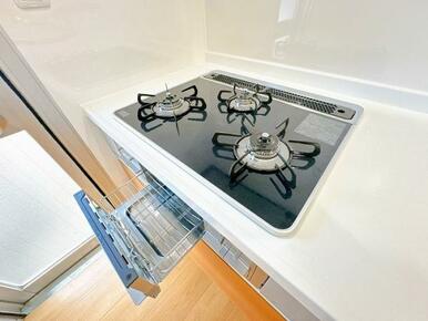 「コンロ」3口ガスコンロは新品交換済みです。