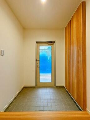 「玄関」ホールから玄関を見た様子です。