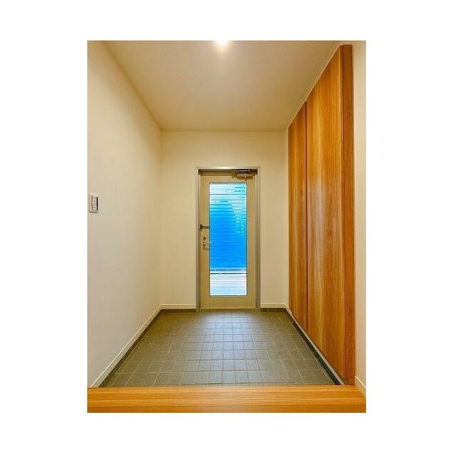 「玄関」ホールから玄関を見た様子です。