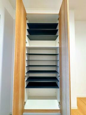 「玄関」縦長のシューズクローゼットは新品交換済みです。