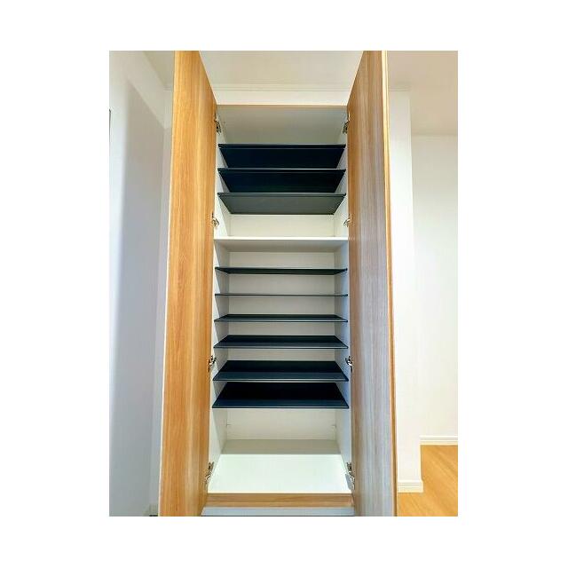 「玄関」縦長のシューズクローゼットは新品交換済みです。