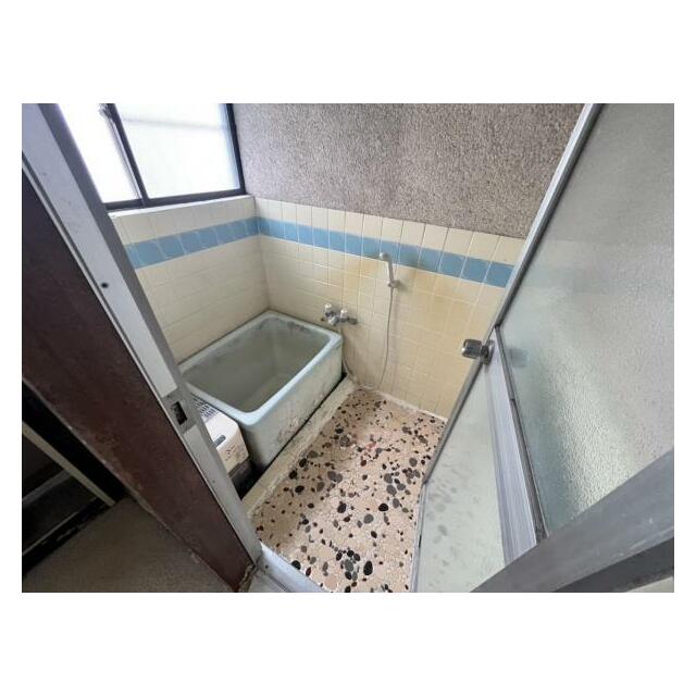 1日の疲れを癒してくれる浴室は、窓のある開放的な空間＾＾