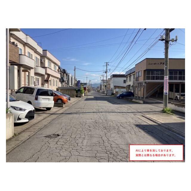 南側前面道路は約9.5ｍ（西より撮影）。AIにより車を消しております。実際とは異なる場合があります。