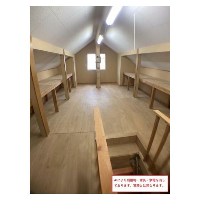 小屋裏収納。AIにより家具・家電・残置物を消しております。実際とは異なる場合があります。