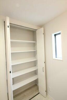 洗面台の向かいには収納棚があります