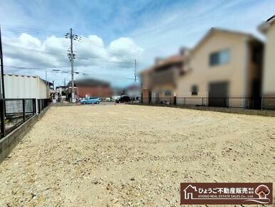 道路や隣接地との高低差もなく平坦地。敷地面積３０７．５３㎡（９３．０２坪）の整形地