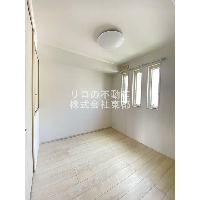 個室感のある洋室☆窓から暖かな日差しが入ります♪