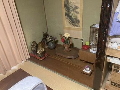 1階の和室です。こちらの和室には床の間があります。掛け軸や花、陶器などを飾る場所として使われますが、