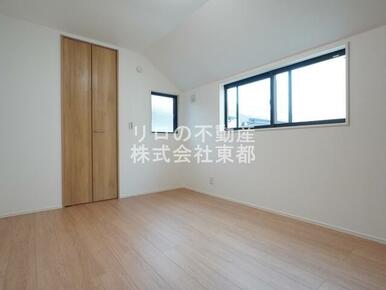 窓から暖かな日差しが入ります♪