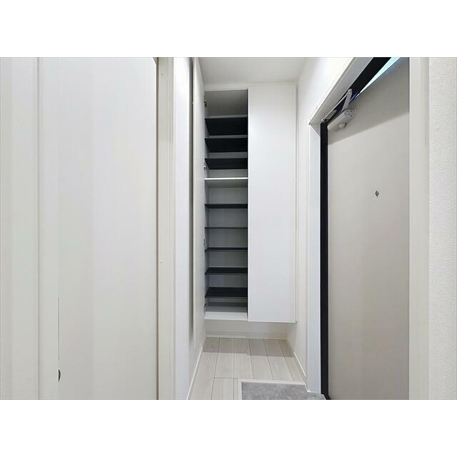 棚数豊富な下駄箱で片付く玄関