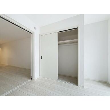 ハンガーパイプで洋服を掛けて置ける収納