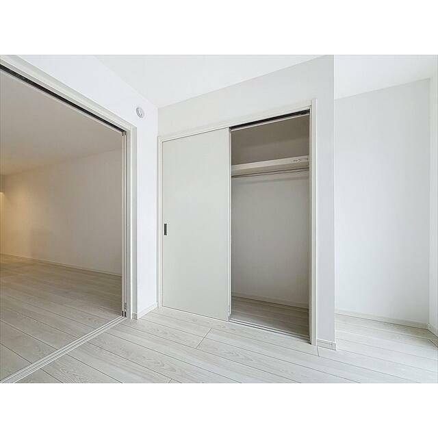 ハンガーパイプで洋服を掛けて置ける収納