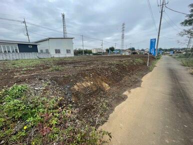 間口は約17 mで車の出し入れもスムーズに行うことができます！