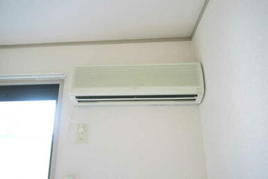 夏の暑い日も冬の寒い日も快適なエアコン付