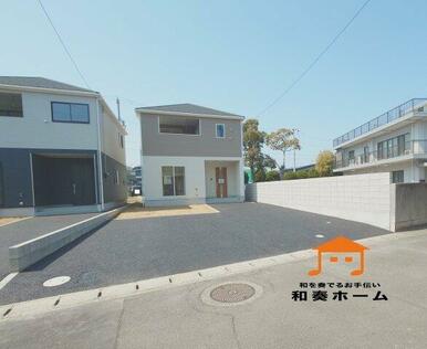 現地（2026年5月）撮影 各棟、駐車場スペースは３台以上のゆったりとした区画です。入居者以外の出入りが少