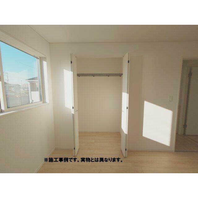 ２階洋室完成予想図 内部には収納棚が設置されていて収納力が豊富で、衣類以外の大きなものも収納可能です