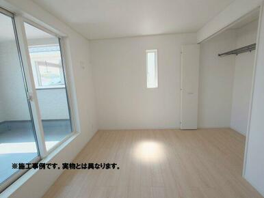 ２階主寝室完成予想図 大型の家具を設置しても圧迫感がなく、自由度の高いコーディネートが可能です。