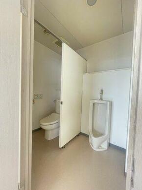 トイレは２箇所ございます。（男性用向け）