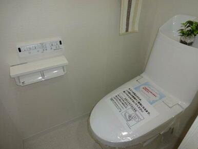 落ち着いた色調のトイレです