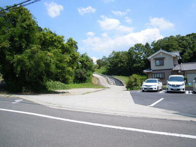 県道からの進入路