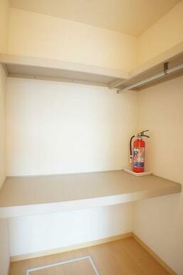 【ＷＩＣ】ウォークインクローゼットの中になります◎三段に分かれた戸棚とハンガーパイプ付きでお洋服や…