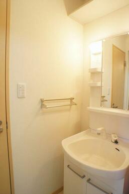 【洗面除】洗面スペースです◎歯ブラシ・洗剤などをしっかり収納できる洗面化粧台！タオル掛けもあり嬉し…