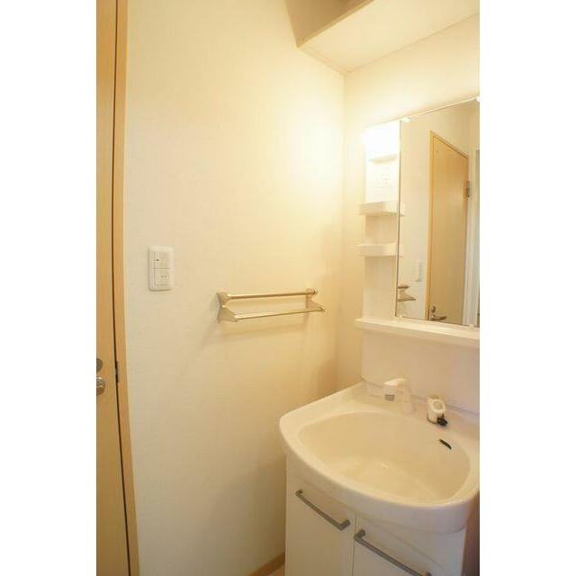 【洗面除】洗面スペースです◎歯ブラシ・洗剤などをしっかり収納できる洗面化粧台！タオル掛けもあり嬉し…