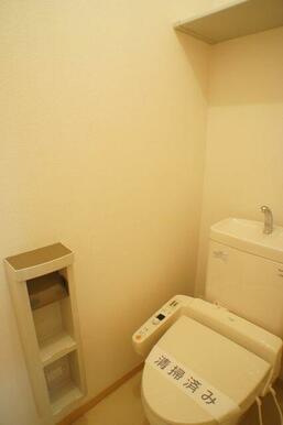 【トイレ】清潔感のあるお手洗いはシンプル＆高機能！温水洗浄機能便座＋収納棚付き！