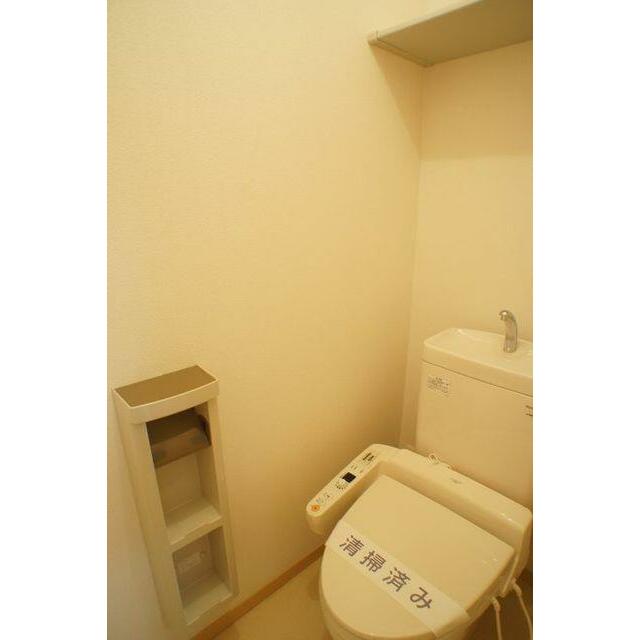 【トイレ】清潔感のあるお手洗いはシンプル＆高機能！温水洗浄機能便座＋収納棚付き！