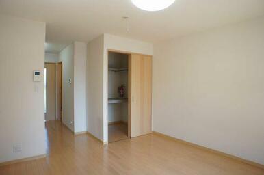 ウォークインクローゼット付きの四角いシンプルなリビングは一人暮らしにピッタリです！